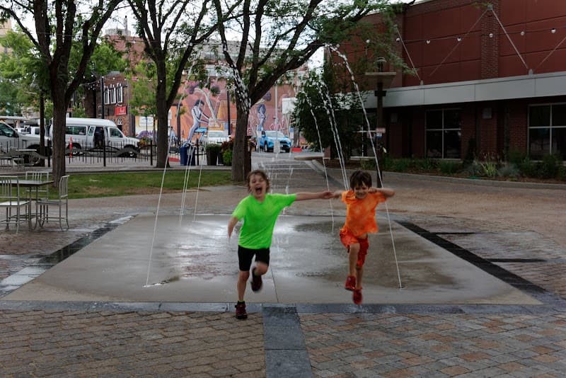 Oak Street Plaza Park splash pad